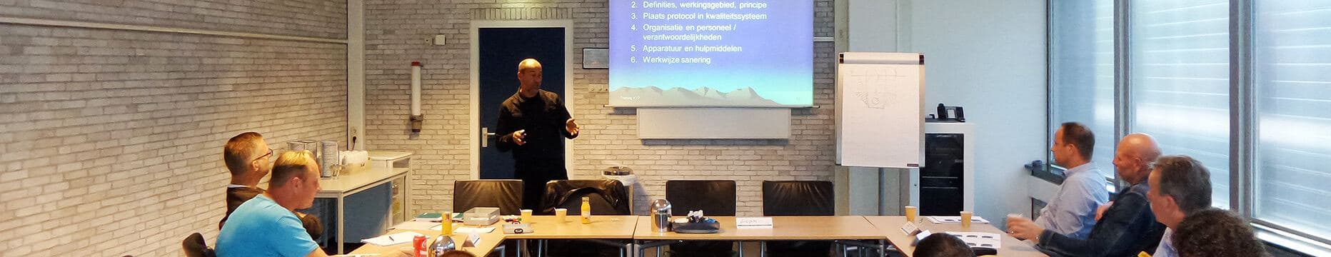 Training van KVM consult in een vergaderruimte